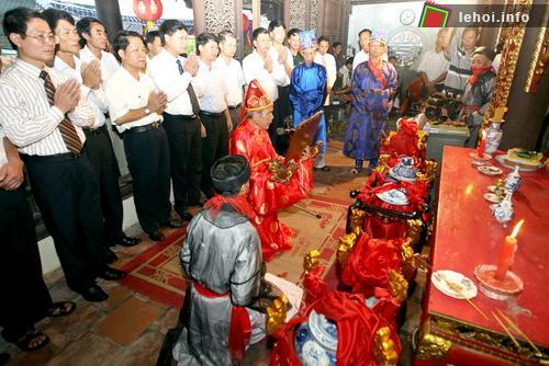 Lãnh đạo và nhân dân quận Đồ Sơn cùng tham gia Lễ rước nước.