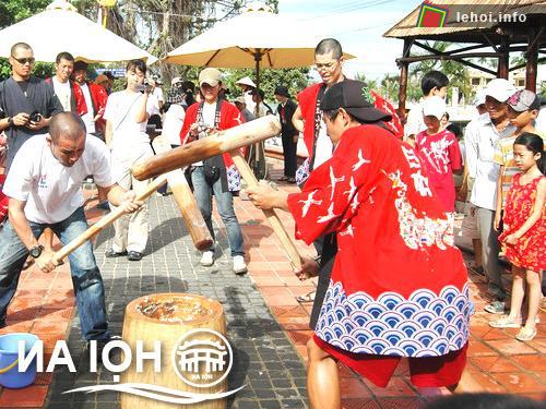 Đập bánh nếp, một trong các hoạt động giao lưu của các lễ hội giao lưu văn hóa Việt - Nhật