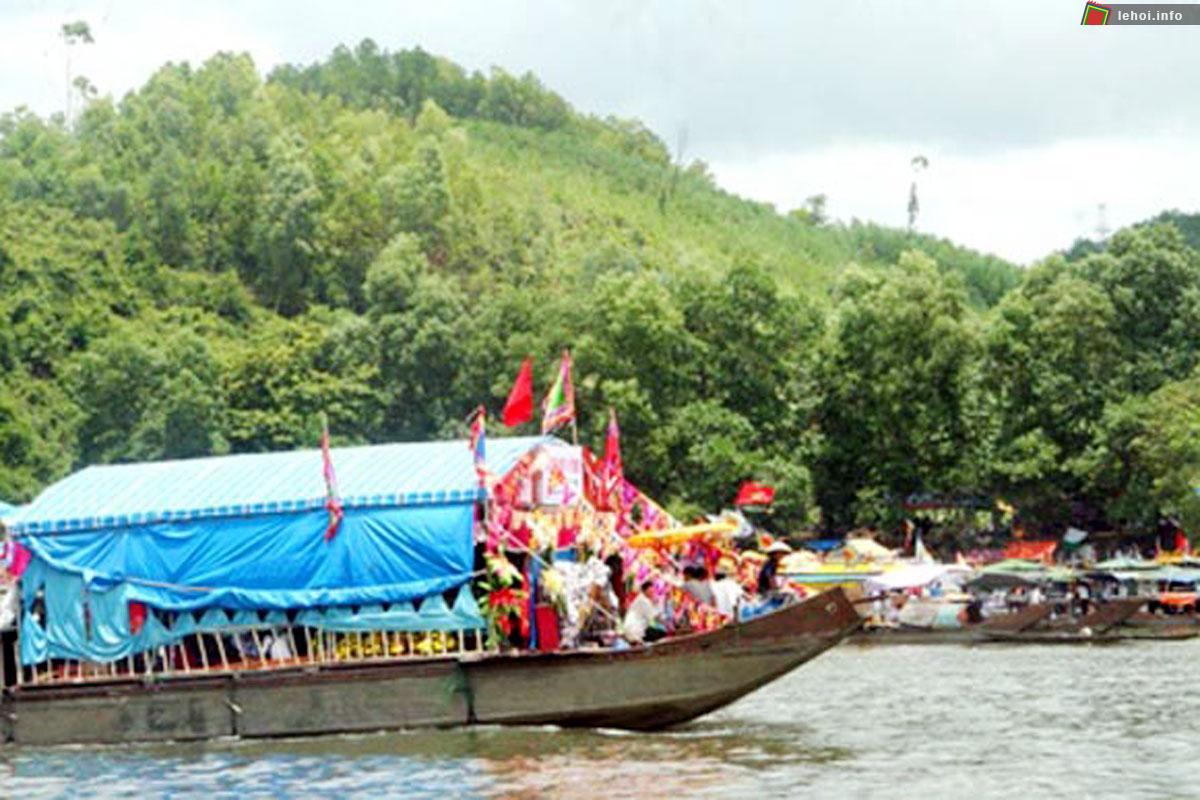 Du khách đi thuyển dọc theo sông Hương trẩy hội điện Hòn Chén
