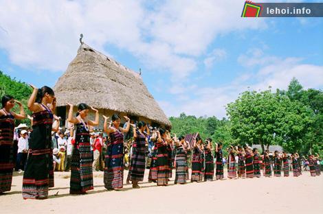 Vũ điệu Tân Tung Da Dá được diễn trong lễ hội của người Cơ Tu.