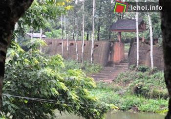 Đồn Phồn Xương với những bức tường được đắp bằng đất đặc trưng của kiến trúc thành lũy ở Bắc Giang.