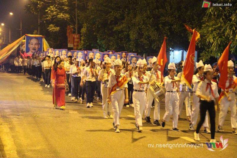 Đoàn rước ảnh Bác diễu hành từ Khu Di tích ra Sân vận động Làng Sen.