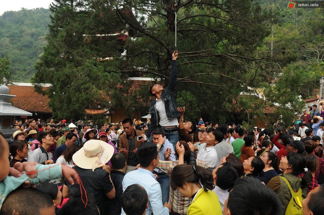 Đám đông hỗn loạn tranh cướp lộc trong ngày khai hội chùa Hương