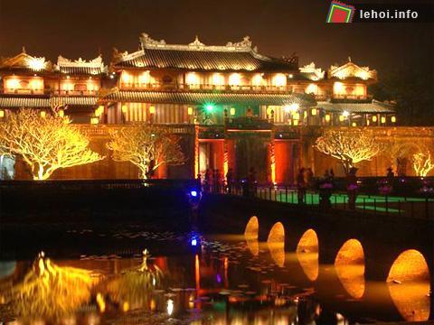 Đêm Hoàng Cung là một chương trình nghệ thuật gắn với lễ hội nhằm tái hiện những vẻ đẹp lung linh của Đại Nội về đêm