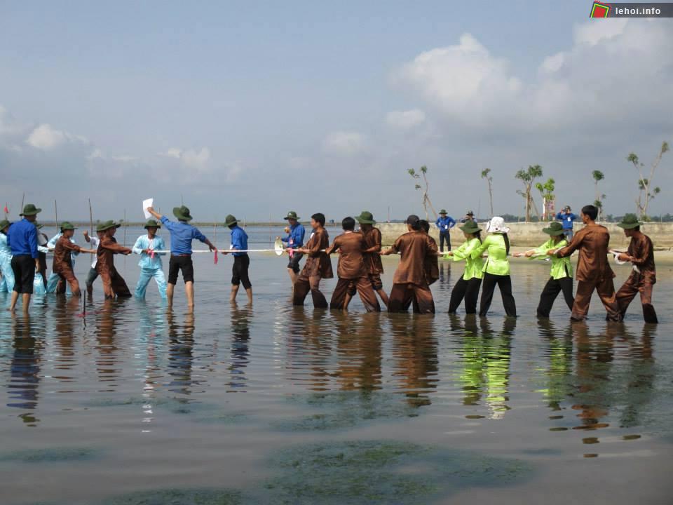 Kéo co ở dưới nước trong Lễ hội Sóng nước Tam Giang