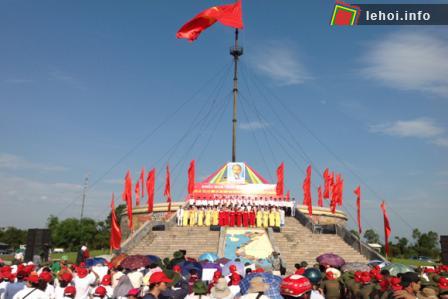 Lễ Thượng cờ trong ngày hội Thống nhất non sông