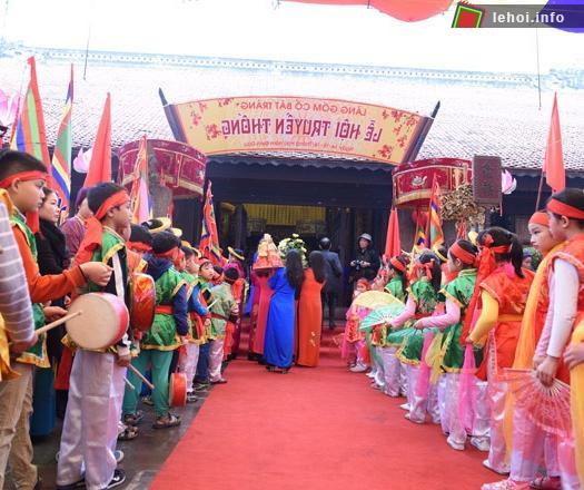 Lễ hội làng Bát Tràng thu hút hàng vạn du khách từ trong và ngoài nước trong mỗi dịp lễ hội