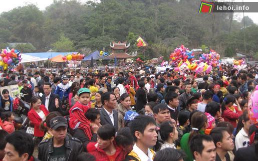 Hàng vạn người dân thập phương về dự Lễ hội đền Đuổm.