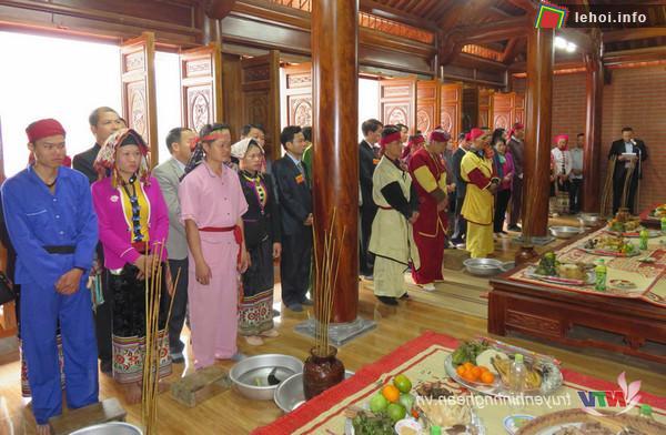 Thầy mo làm lễ đại tế tại đền thờ thành hoàng Chiêng Ngam