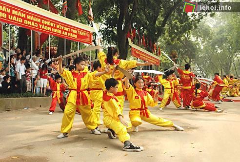 Phần biểu diễn võ thuật cổ truyền của các võ sinh trẻ thuộc võ đường Thanh Long