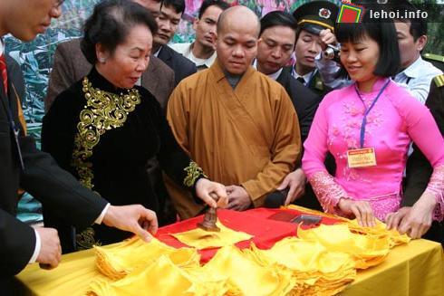 Phó chủ tịch nước Nguyễn Thị Doan khai ấn lễ hội Yên Tử