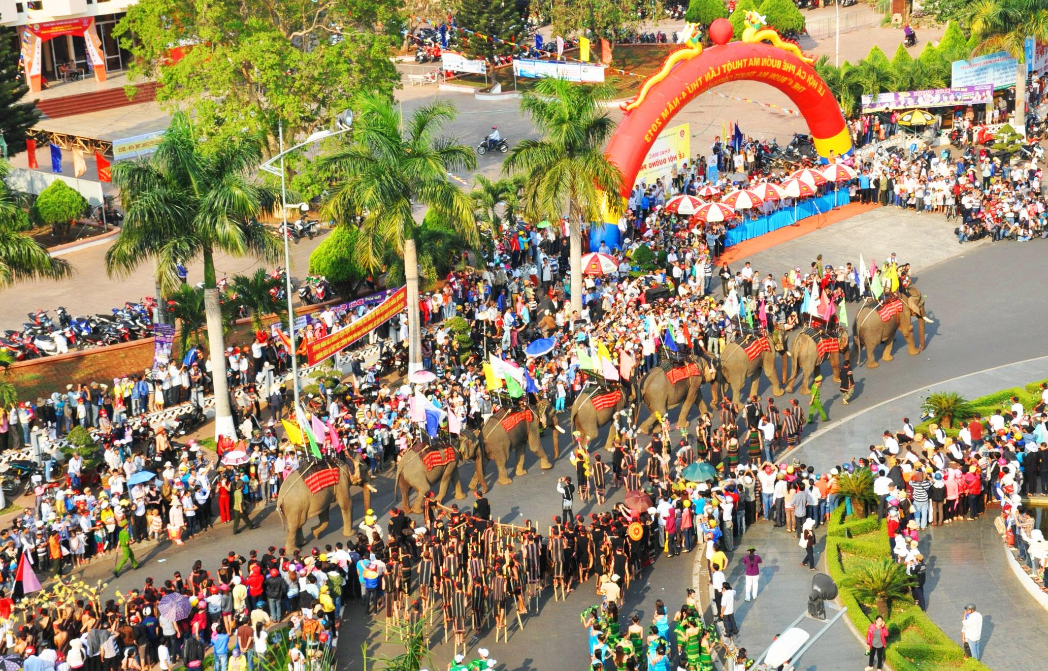 Toàn cảnh buổi diễu hành trong lễ hội