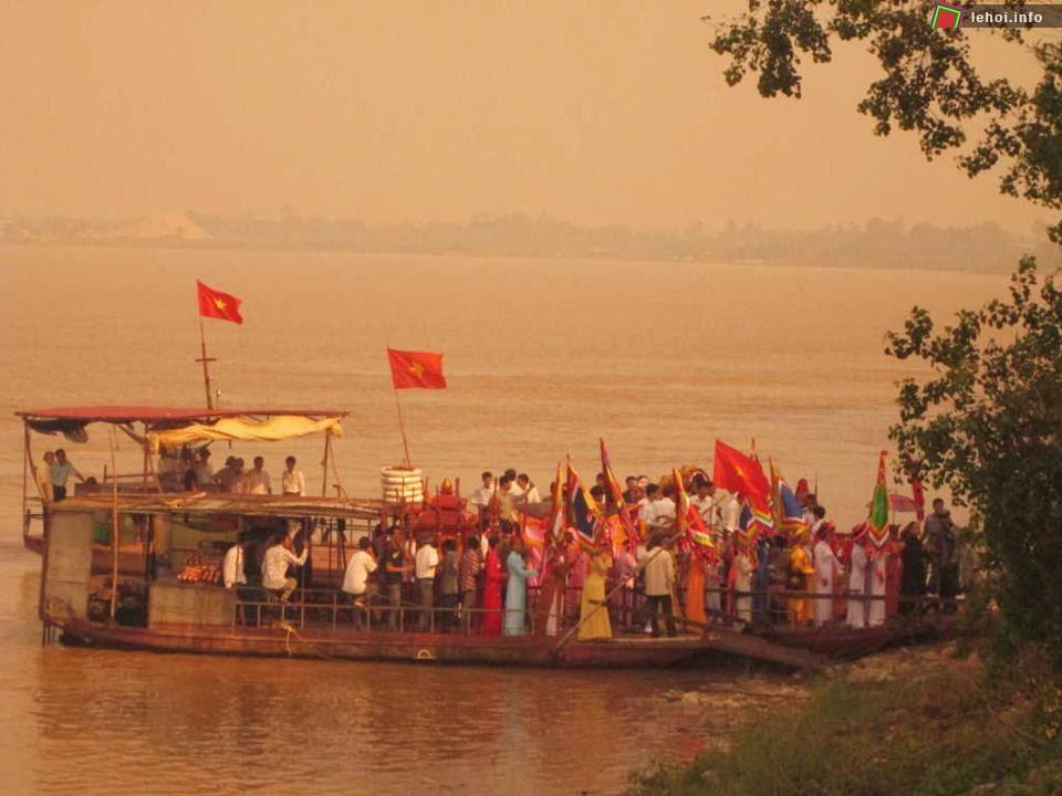 Rước lễ trên Sông Hồng trong lễ hội đền bà Vũ