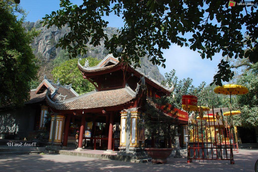 Tòa bái đường đền Trần Quốc Bảo