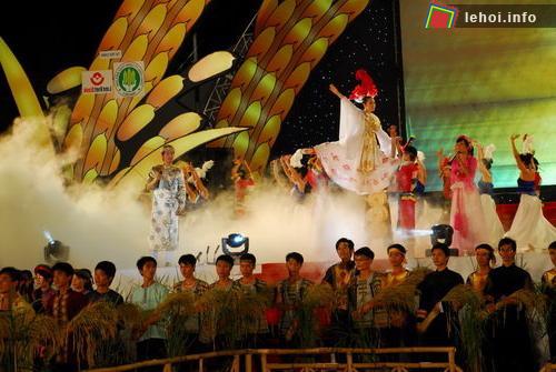 Biểu diễn nghệ thuật trong Festival lúa gạo Việt Nam lần thứ nhất