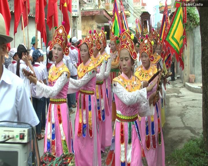 Lễ rước hội miếu Ba Thôn thu hút đông đảo người dân tham gia