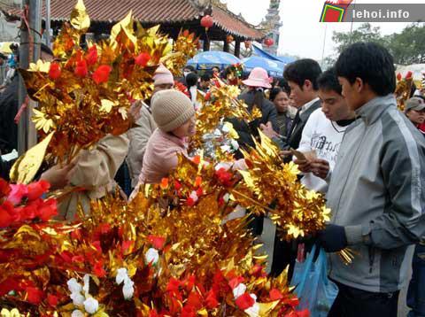 Người dân tham gia lễ hội làng Cao Đài
