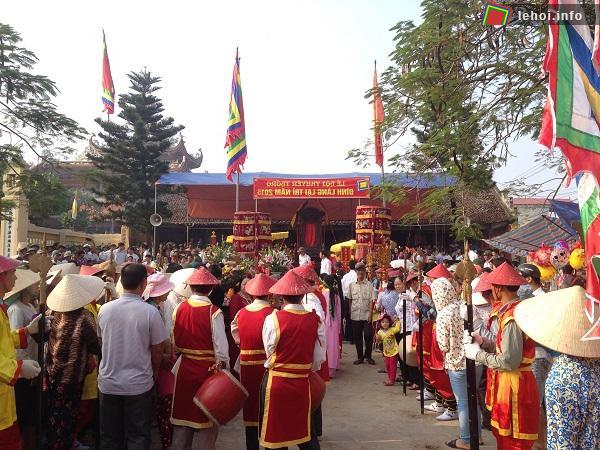 Đông đảo người dân tham gia lễ hội truyền thống đình Lại Trì
