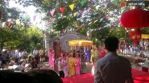 Đông đảo người dân tham gia hội đền Côn Giang