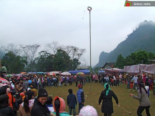 Lễ hội Ném Còn thu hút đông đảo người dân tham gia