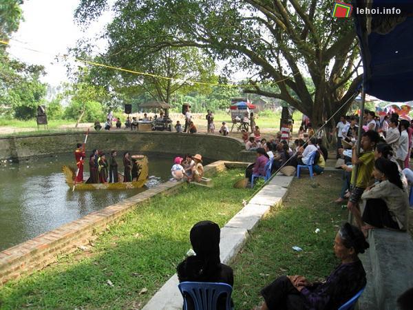 Người dân Hạ Bì tham dự lễ hội đền Quát (lễ hội đền Yết Kiêu)