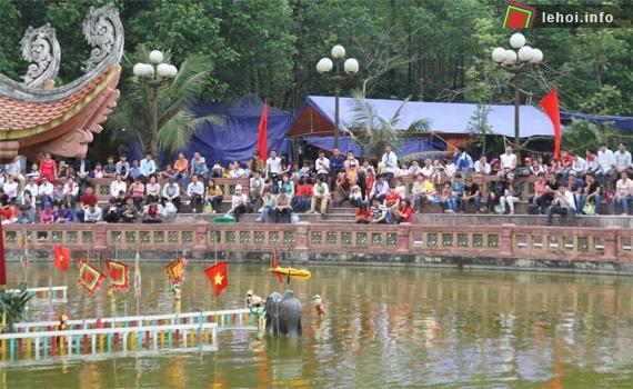 Phường rối nước Nguyên Xá (Đông Hưng) biểu diễn tại lễ hội Đền Hùng 2017.