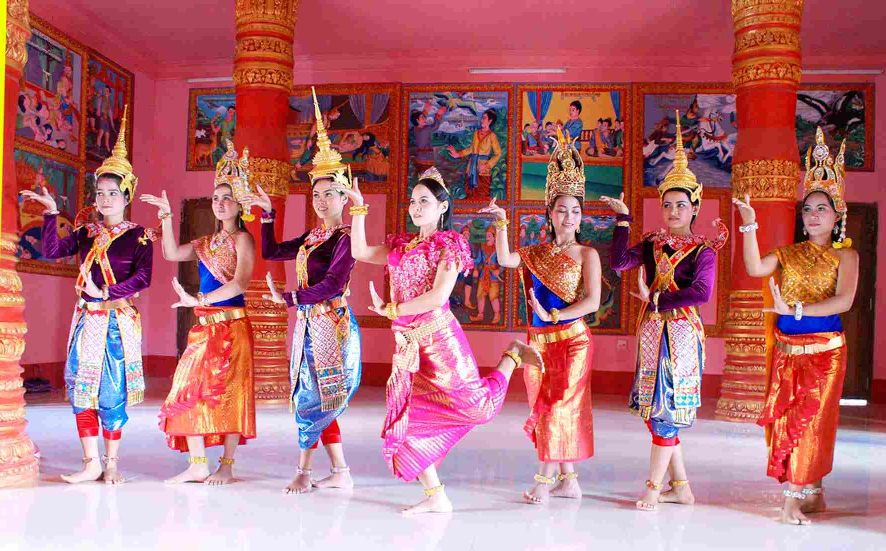 Các cô gái Chăm biểu diễn điệu múa truyền thống
