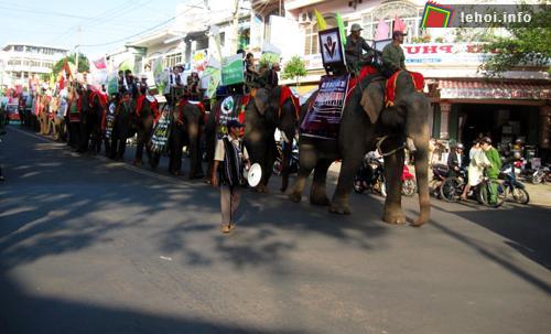 Hình ảnh những chú voi khổng lồ đeo trên mình các nhãn hiệu cà phê nổi tiếng, diễu hành trên khắp đường phố Buôn Ma Thuột