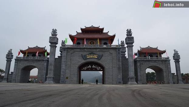 Cổng vào Trung tâm Lễ hội Đền Hùng nối với Trục hành lễ.