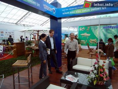 Đại diện các DN nước ngoài tham quan các sản phẩm đồ gỗ tại Hội chợ Triển lãm trong khuôn khổ Festival LSVN lần thứ I.