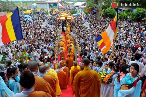 Hàng ngàn tín đồ Phật tử và người dân tham dự lễ hội Quán Thế Âm