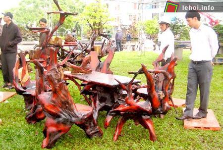Du khách tham quan các sản phẩm đồ gỗ được trưng bày tại Hội chợ triển lãm đồ gỗ và lâm sản Việt Nam 2011 tại TP Quy Nhơn