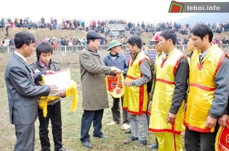Chủ tịch HĐND tỉnh Nguyễn Viết Xuân tặng Cờ lưu niệm cho các chủ trâu chọi.