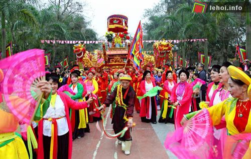 Lễ hội Gò Đống Đa (quận Đống Đa, Hà Nội) đã trở thành ngày hội văn hóa, góp phần giáo dục truyền thống dân tộc cho thế hệ hôm nay