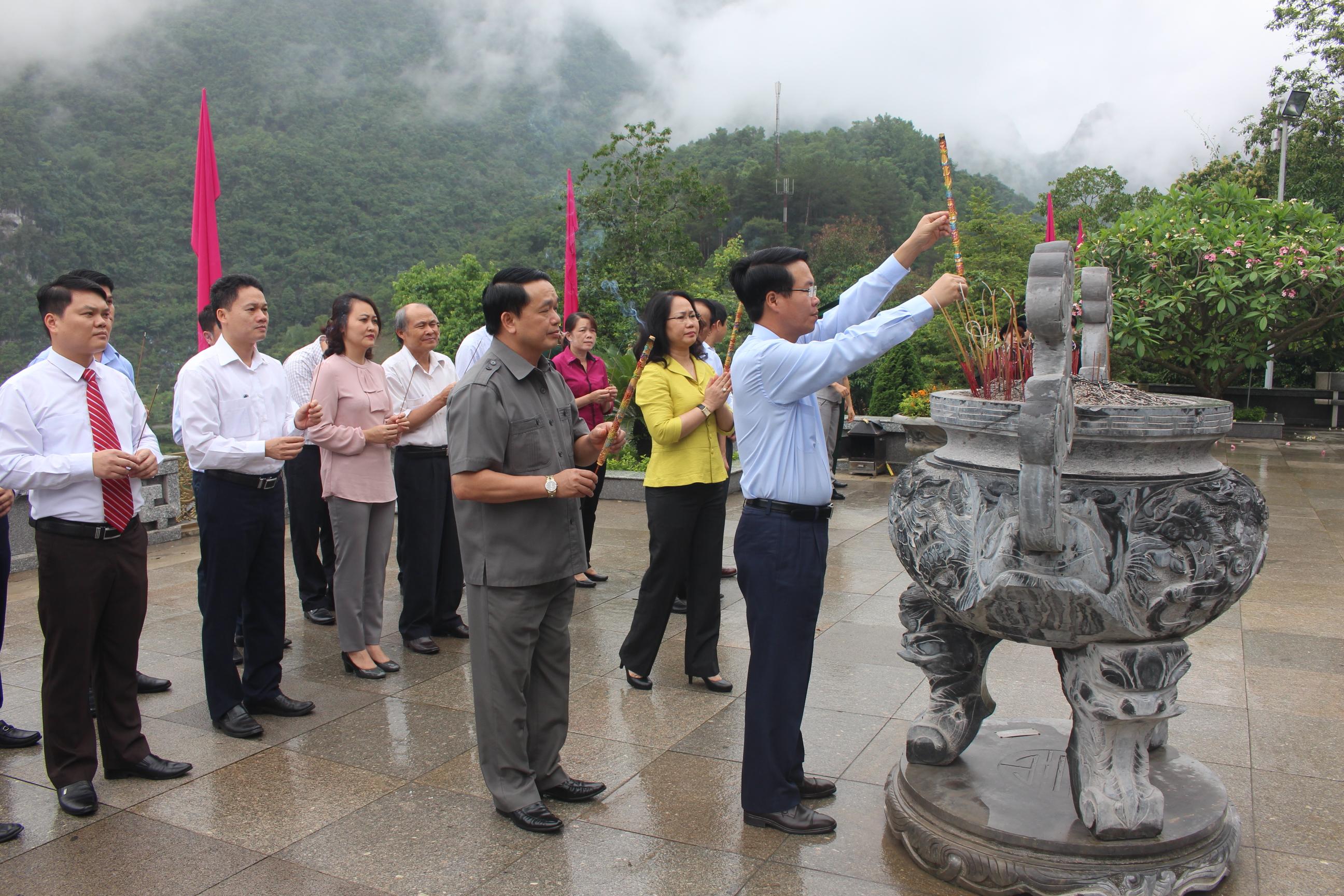 Lễ dâng hương tưởng niệm Bác Hồ tại Khu di tích Pác Bó (Trường Hà, Hà Quảng)