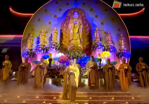 Thầy trụ trì lấy ánh sáng từ bàn Phật...