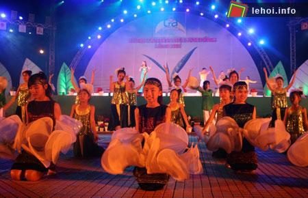 Đội văn nghệ Nhà thiếu nhi Bảo Lộc biểu diễn tại Lễ hội văn hoá Trà