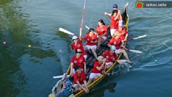 Đội nữ tham gia lễ hội đua thuyền truyền thống