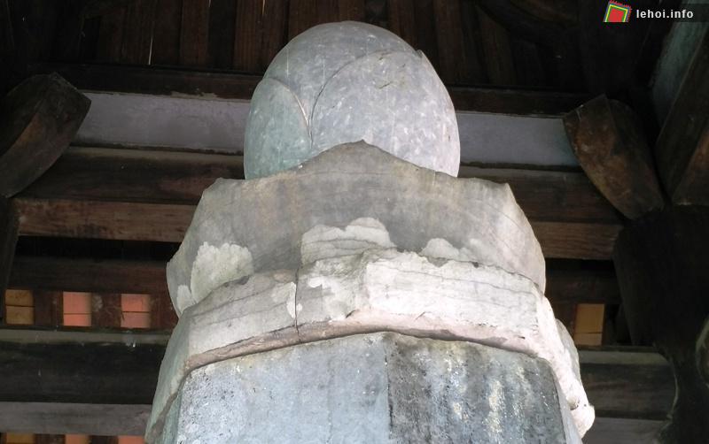 Cột kinh Phật trong chùa Nhất Trụ ở Ninh Bình