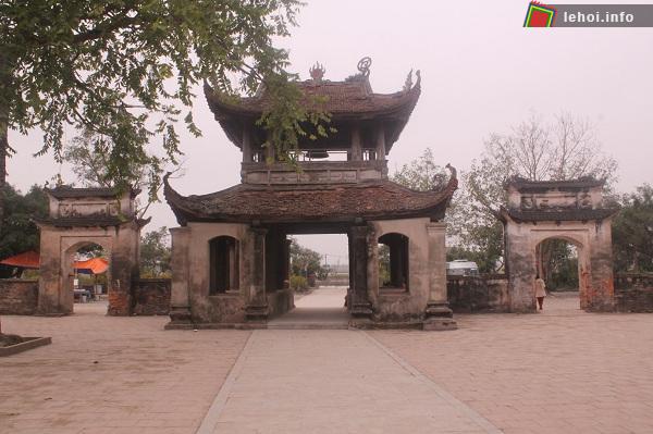Cổng tam quan chùa Đậu