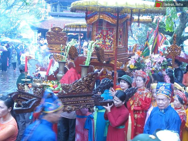 Tưng bừng lễ rước kiệu thánh trong lễ hội chùa Bối Khê