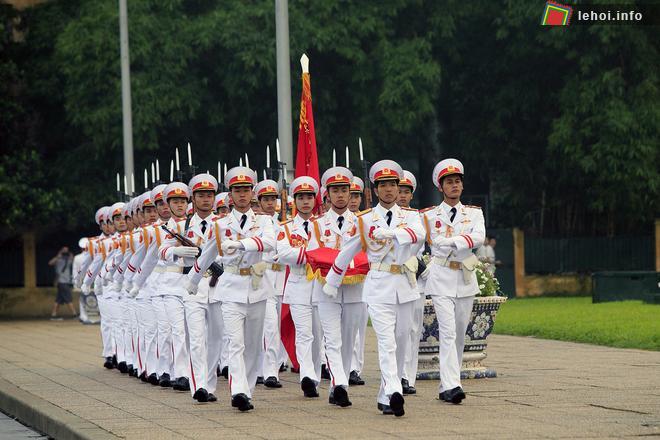 Lễ thượng cờ diễn ra 6h sáng hàng ngày bất kể nắng hay mưa