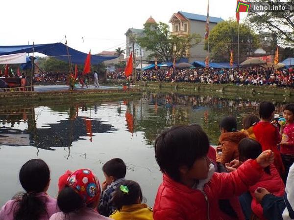 Đông đảo người dân tham gia hội vật truyền thống làng Yên Nội