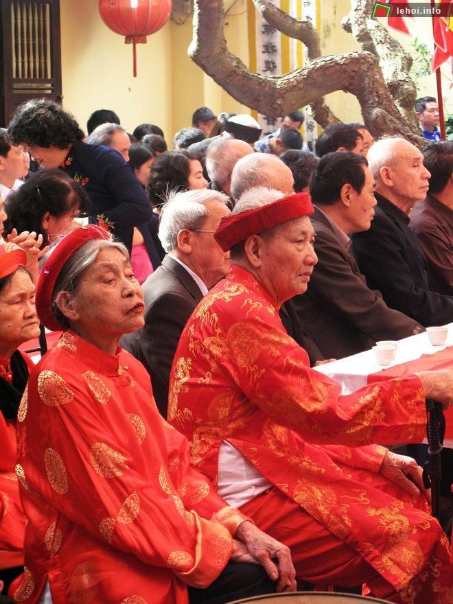 Các cụ cao niên tham dự hội làng Hậu
