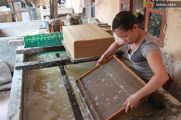 Làng Hồ Khẩu nổi tiếng với nghề làm giấy dó