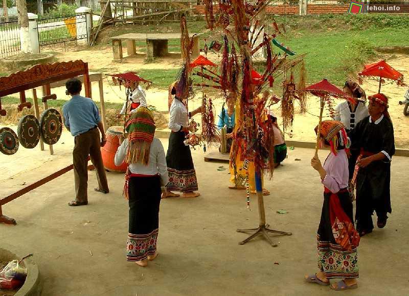 Người dân nhảy quanh cây Boọc mạy trong lễ hội Xăng Khan