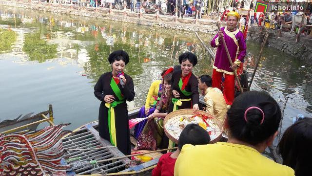 Du khách tham dự hội làng Phú Mỹ - Kiều Mai chìm đắm trong làn điệu dân ca