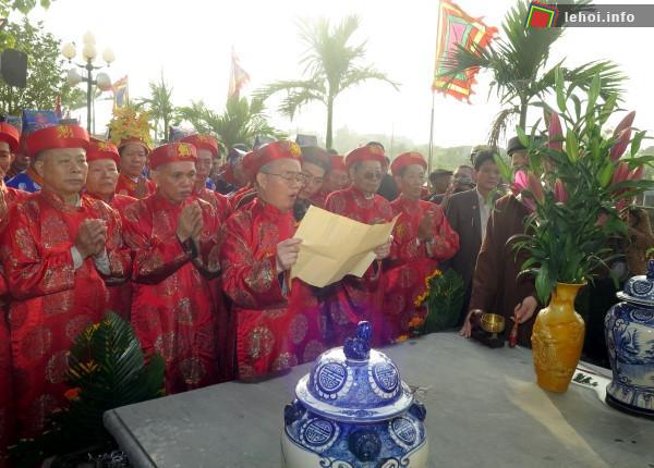 Các cụ cao niên tế lễ trong hội làng Quậy