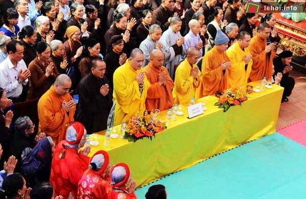 Đông đảo Phật tử tham dự hội truyền thống chùa Duệ Tú