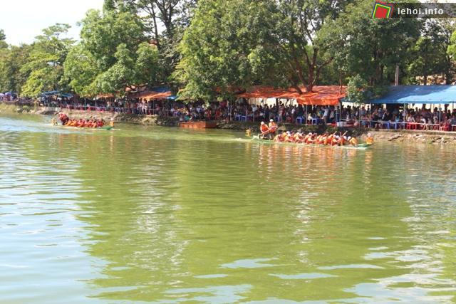 Lễ hội đua thuyền truyền thống ở Hương Khê thu hút hàng ngàn khách xem hội